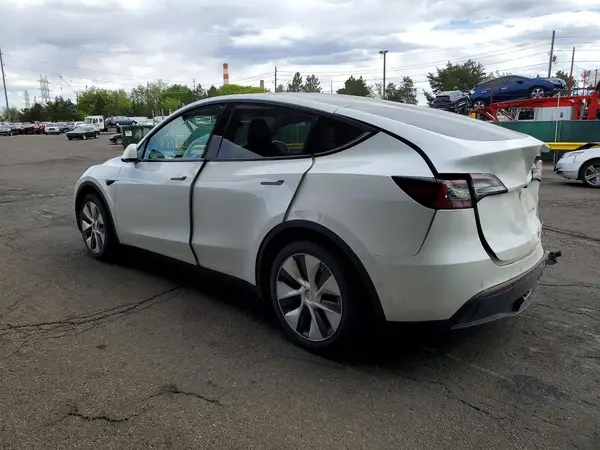 7SAYGAEE5NF338174 2022 TESLA MODEL Y - Image 2