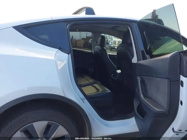 7SAYGAEE5NF520411 2022 TESLA MODEL Y - Image 8