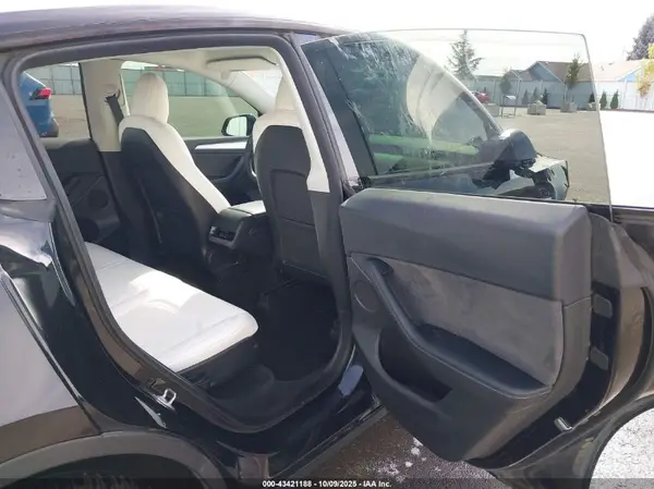 7SAYGAEE5NF543820 2022 TESLA MODEL Y - Image 8
