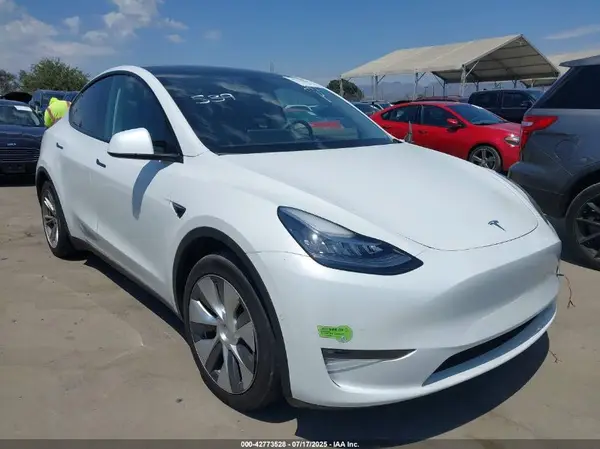 7SAYGAEE5NF569303 2022 TESLA MODEL Y - Image 1