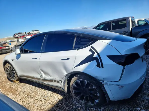 7SAYGAEE5PF707425 2023 TESLA MODEL Y - Image 2