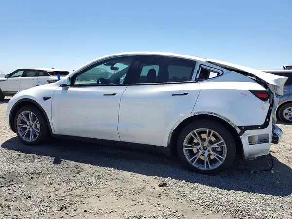 7SAYGAEE5PF750064 2023 TESLA MODEL Y - Image 2