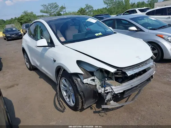 7SAYGAEE5PF799765 2023 TESLA MODEL Y - Image 1