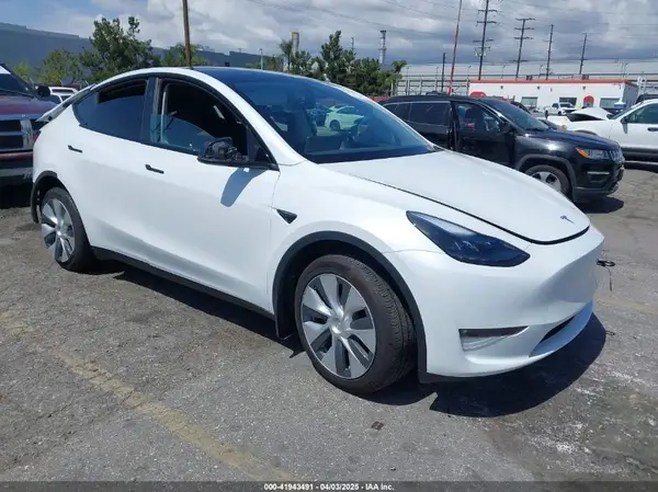 7SAYGAEE5PF855834 2023 TESLA MODEL Y - Image 1