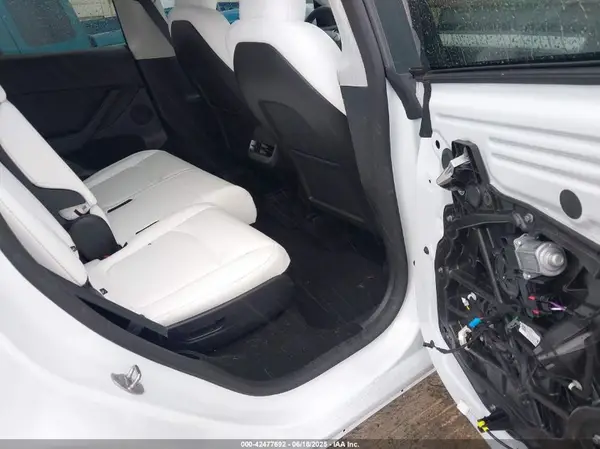 7SAYGAEE5SF231959 2025 TESLA MODEL Y - Image 8