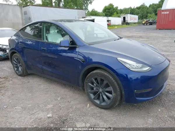 7SAYGAEE6NF429129 2022 TESLA MODEL Y - Image 1