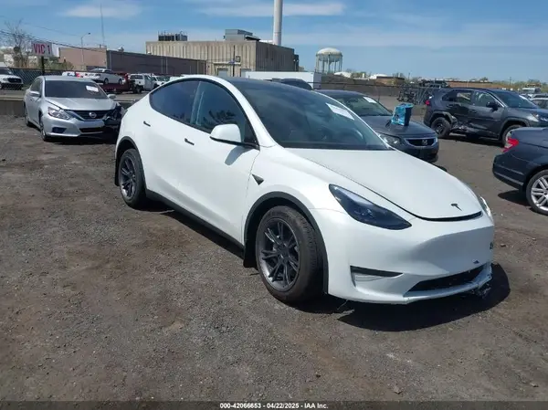 7SAYGAEE6SF238189 2025 TESLA MODEL Y - Image 1