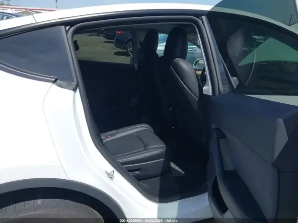 7SAYGAEE6SF238189 2025 TESLA MODEL Y - Image 8