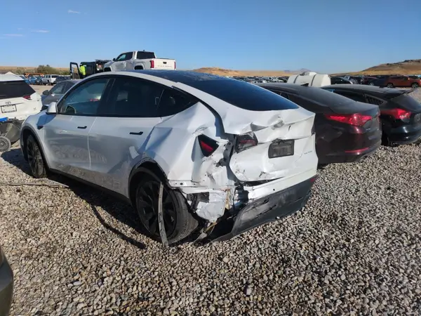 7SAYGAEE7PF584467 2023 TESLA MODEL Y - Image 2