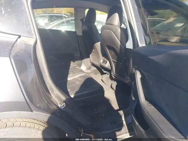 7SAYGAEE7RF015217 2024 TESLA MODEL Y - Image 8