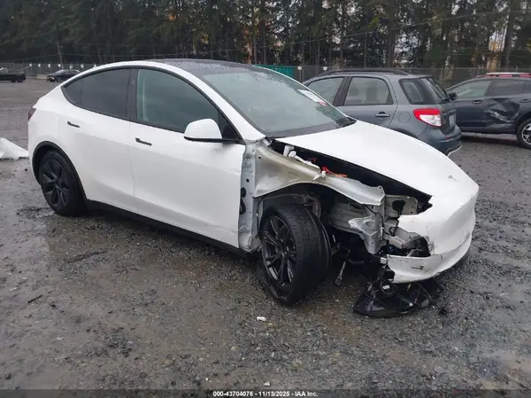7SAYGAEE7RF195993 2024 TESLA MODEL Y - Image 1