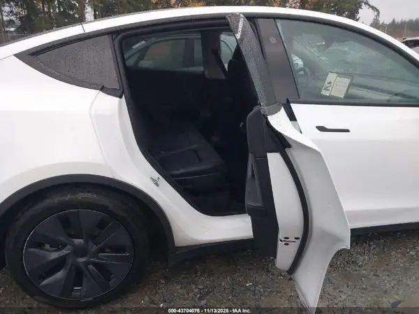 7SAYGAEE7RF195993 2024 TESLA MODEL Y - Image 8