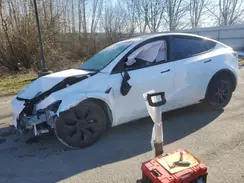 7SAYGAEE7SF279172 2025 TESLA MODEL Y