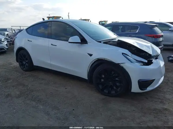 7SAYGAEE8NF313575 2022 TESLA MODEL Y - Image 1