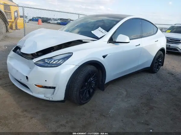 7SAYGAEE8NF313575 2022 TESLA MODEL Y - Image 2
