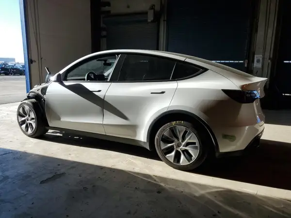 7SAYGAEE8NF316170 2022 TESLA MODEL Y - Image 2