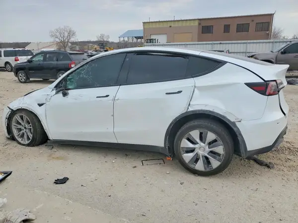 7SAYGAEE8NF360573 2022 TESLA MODEL Y - Image 2