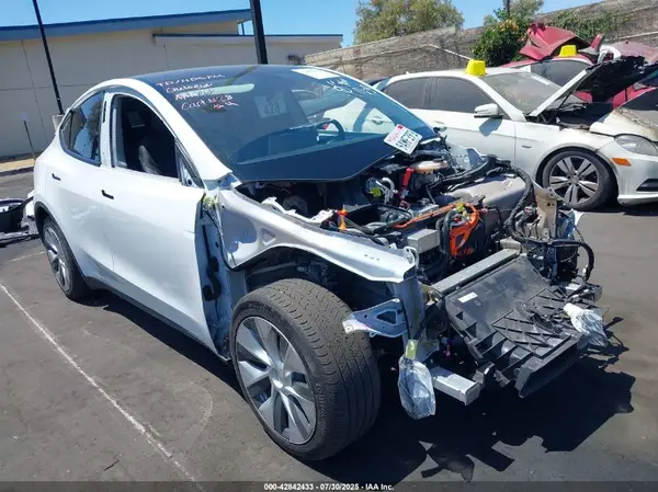 7SAYGAEE8NF366440 2022 TESLA MODEL Y - Image 1