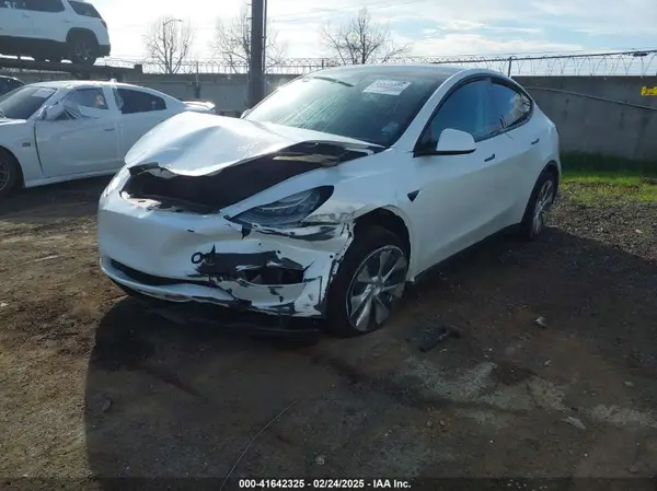 7SAYGAEE8NF367040 2022 TESLA MODEL Y - Image 2