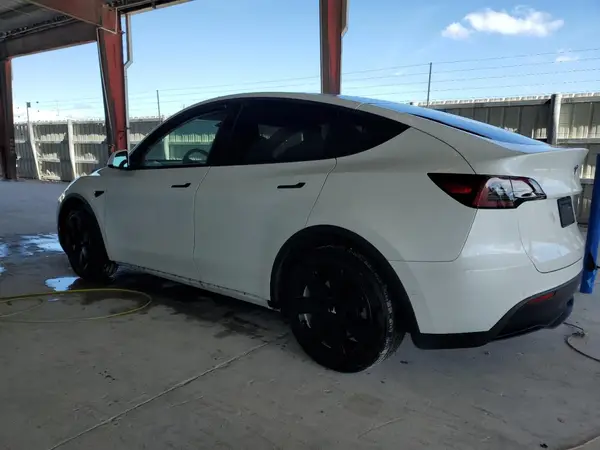 7SAYGAEE8NF367118 2022 TESLA MODEL Y - Image 2