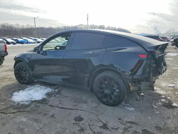 7SAYGAEE8NF379978 2022 TESLA MODEL Y - Image 2