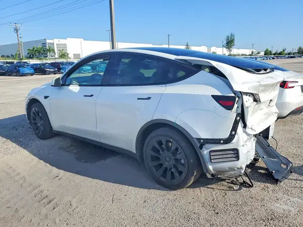 7SAYGAEE8NF390270 2022 TESLA MODEL Y - Image 2