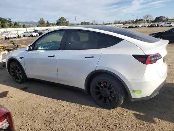 7SAYGAEE8NF417936 2022 TESLA MODEL Y - Image 2