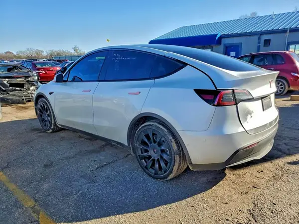 7SAYGAEE8NF520225 2022 TESLA MODEL Y - Image 2