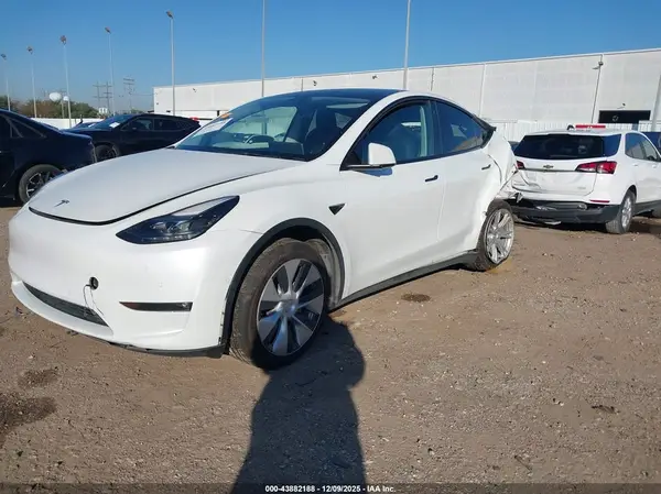 7SAYGAEE8NF523903 2022 TESLA MODEL Y - Image 2