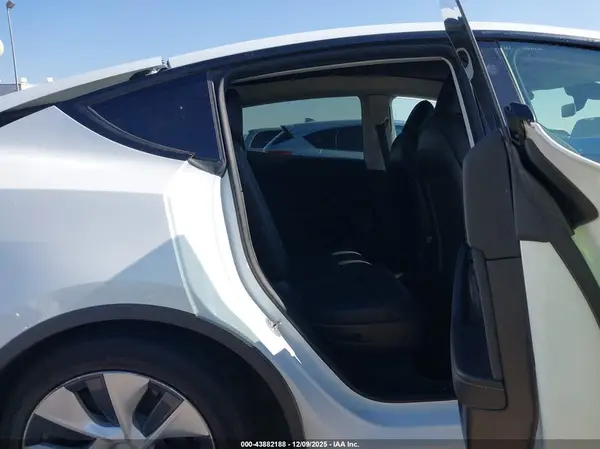 7SAYGAEE8NF523903 2022 TESLA MODEL Y - Image 8