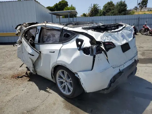 7SAYGAEE8NF570106 2022 TESLA MODEL Y - Image 2
