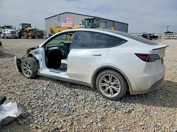7SAYGAEE8PF589855 2023 TESLA MODEL Y - Image 2
