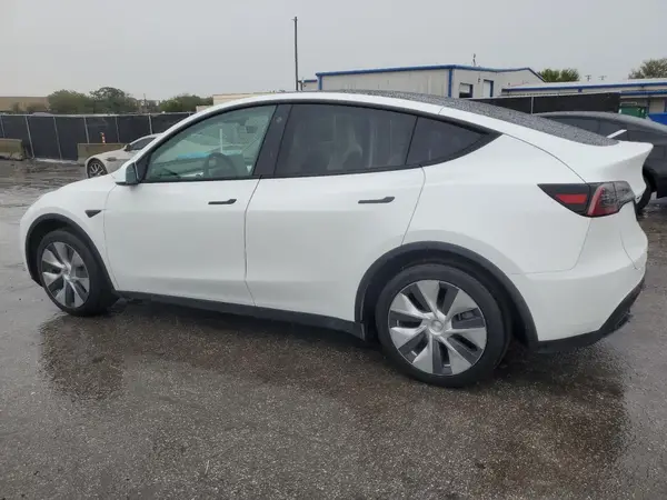7SAYGAEE8PF599740 2023 TESLA MODEL Y - Image 2