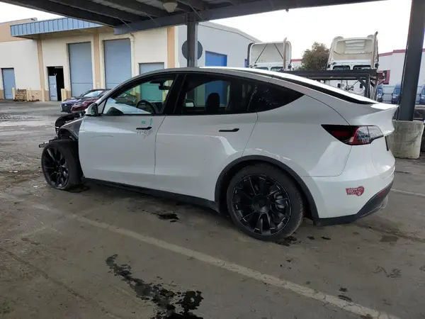 7SAYGAEE8PF622093 2023 TESLA MODEL Y - Image 2