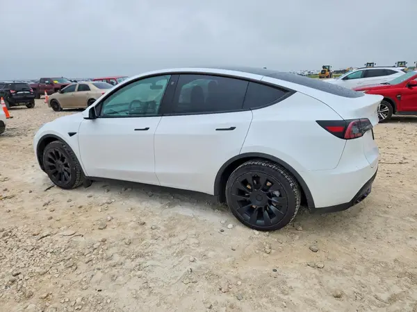 7SAYGAEE8PF692239 2023 TESLA MODEL Y - Image 2