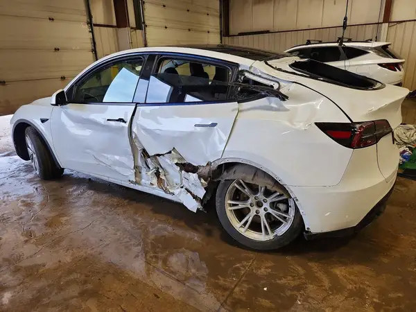 7SAYGAEE8PF799470 2023 TESLA MODEL Y - Image 2