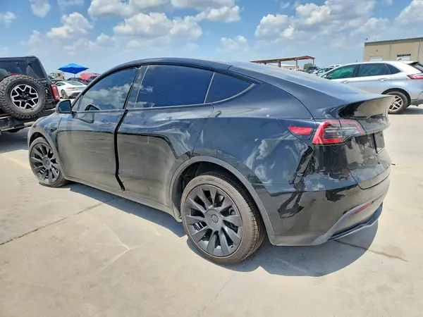 7SAYGAEE8PF832113 2023 TESLA MODEL Y - Image 2