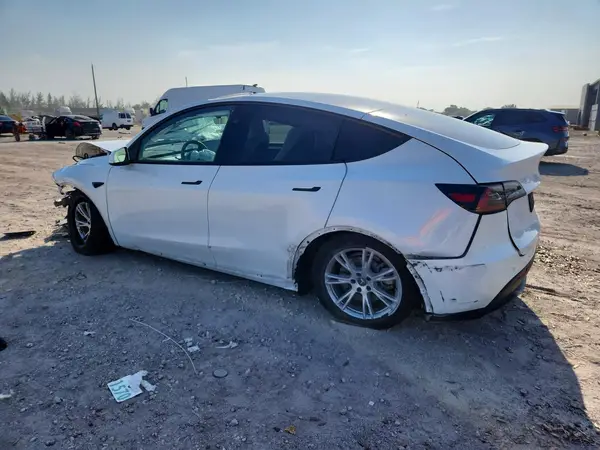 7SAYGAEE8PF933944 2023 TESLA MODEL Y - Image 2