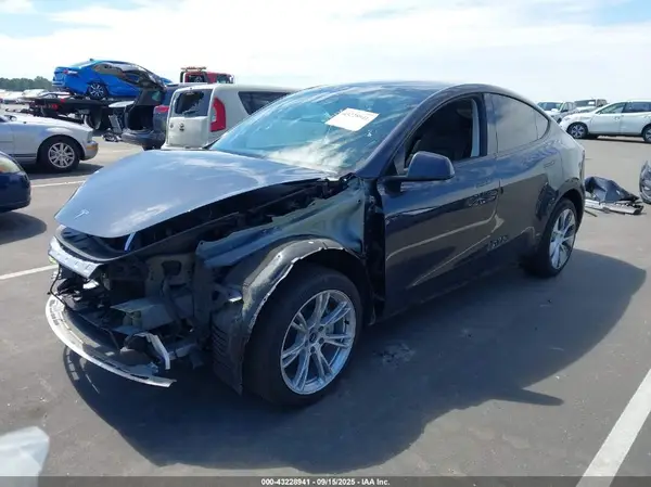7SAYGAEE8RF021835 2024 TESLA MODEL Y - Image 2