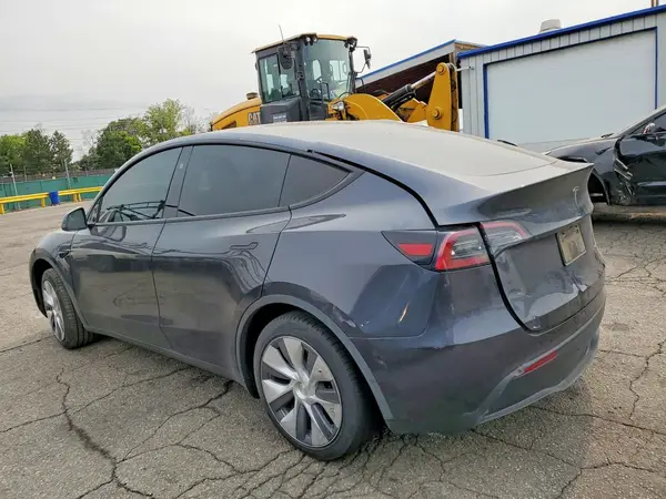 7SAYGAEE8RF035542 2024 TESLA MODEL Y - Image 2
