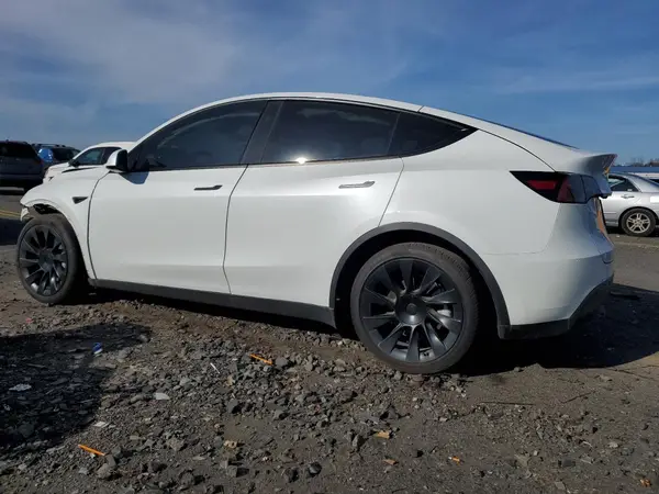 7SAYGAEE8RF037176 2024 TESLA MODEL Y - Image 2