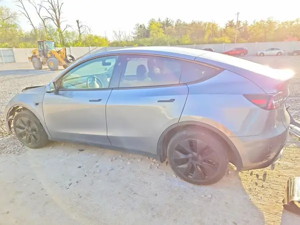 7SAYGAEE8RF129047 2024 TESLA MODEL Y - Image 2