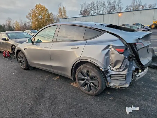 7SAYGAEE8SF273882 2025 TESLA MODEL Y - Image 2