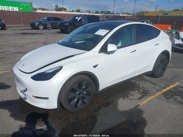7SAYGAEE8SF305441 2025 TESLA MODEL Y - Image 2