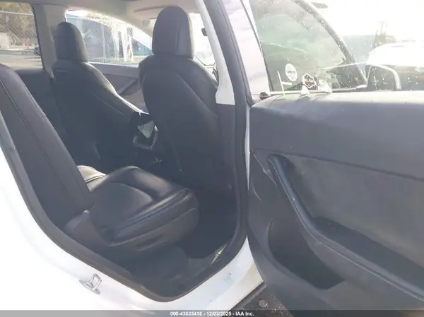 7SAYGAEE9NF365927 2022 TESLA MODEL Y - Image 8