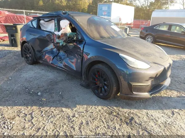 7SAYGAEE9NF377401 2022 TESLA MODEL Y - Image 1