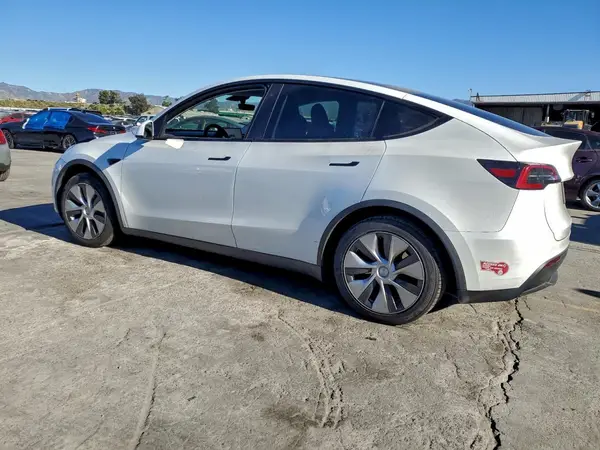 7SAYGAEE9PF757700 2023 TESLA MODEL Y - Image 2