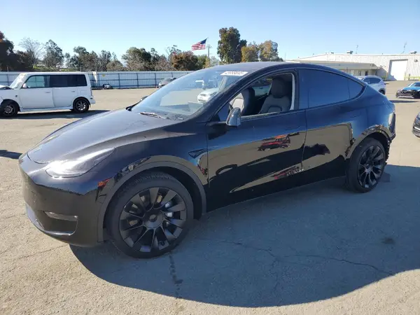7SAYGAEE9PF900760 2023 TESLA MODEL Y - Image 1