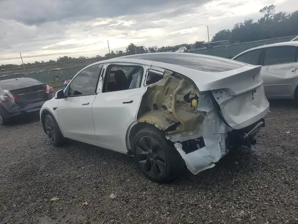 7SAYGAEE9RF121975 2024 TESLA MODEL Y - Image 2