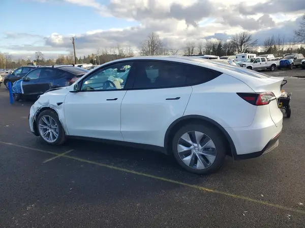 7SAYGAEE9RF985005 2024 TESLA MODEL Y - Image 2